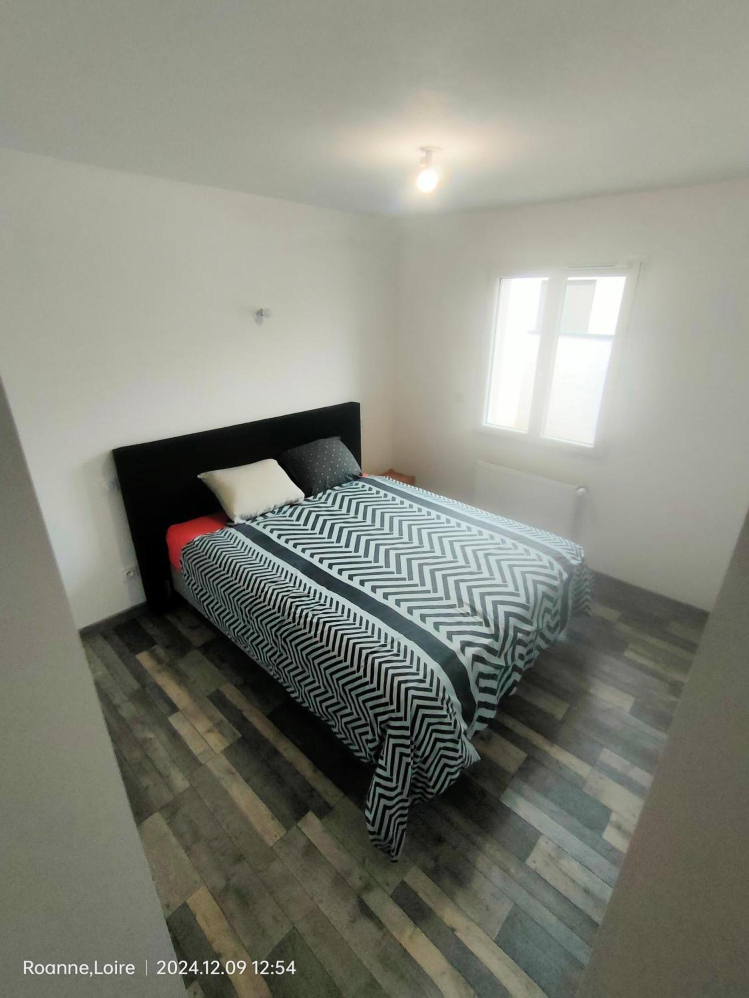 Chambre Dans Maison Plain-Pied Moderne Roanne Exterior photo