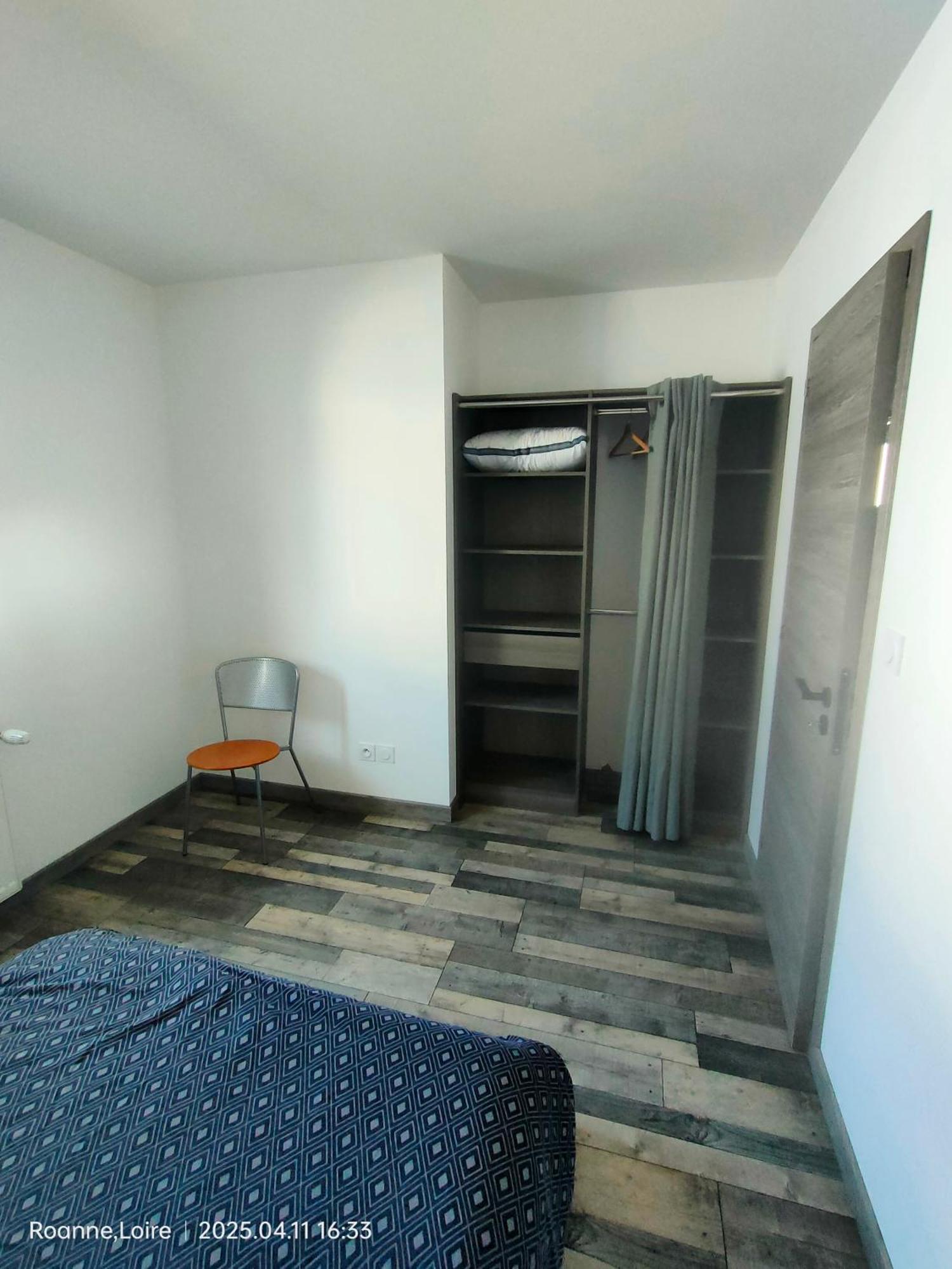 Chambre Dans Maison Plain-Pied Moderne Roanne Exterior photo